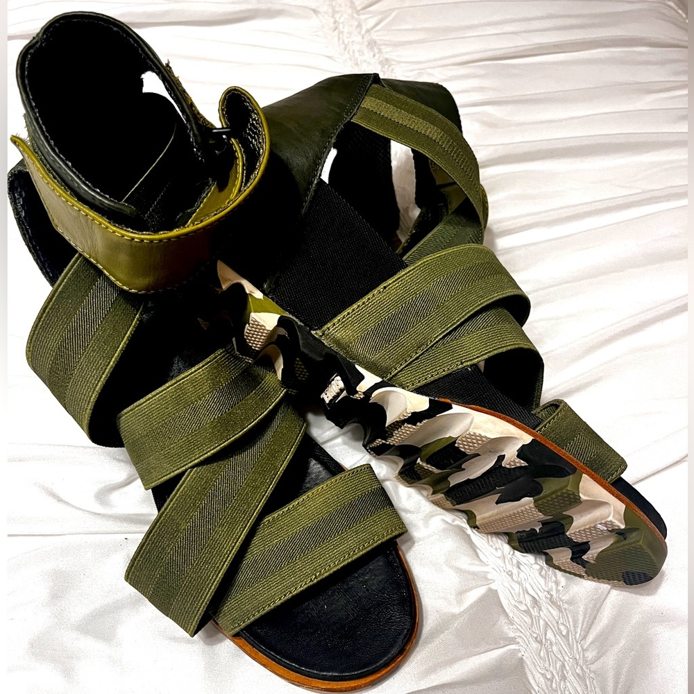 Sorel woman’s military green platform sandals Size 9.5